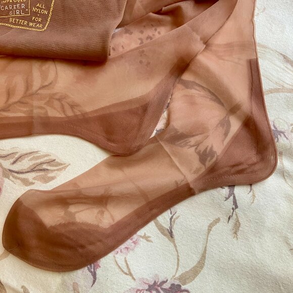 vtg 2 prs Pennys GAYMODE Neumode Nylon Stockings Cuban Heel 9 1/2 Beige Glo NIB - Picture 3 of 9